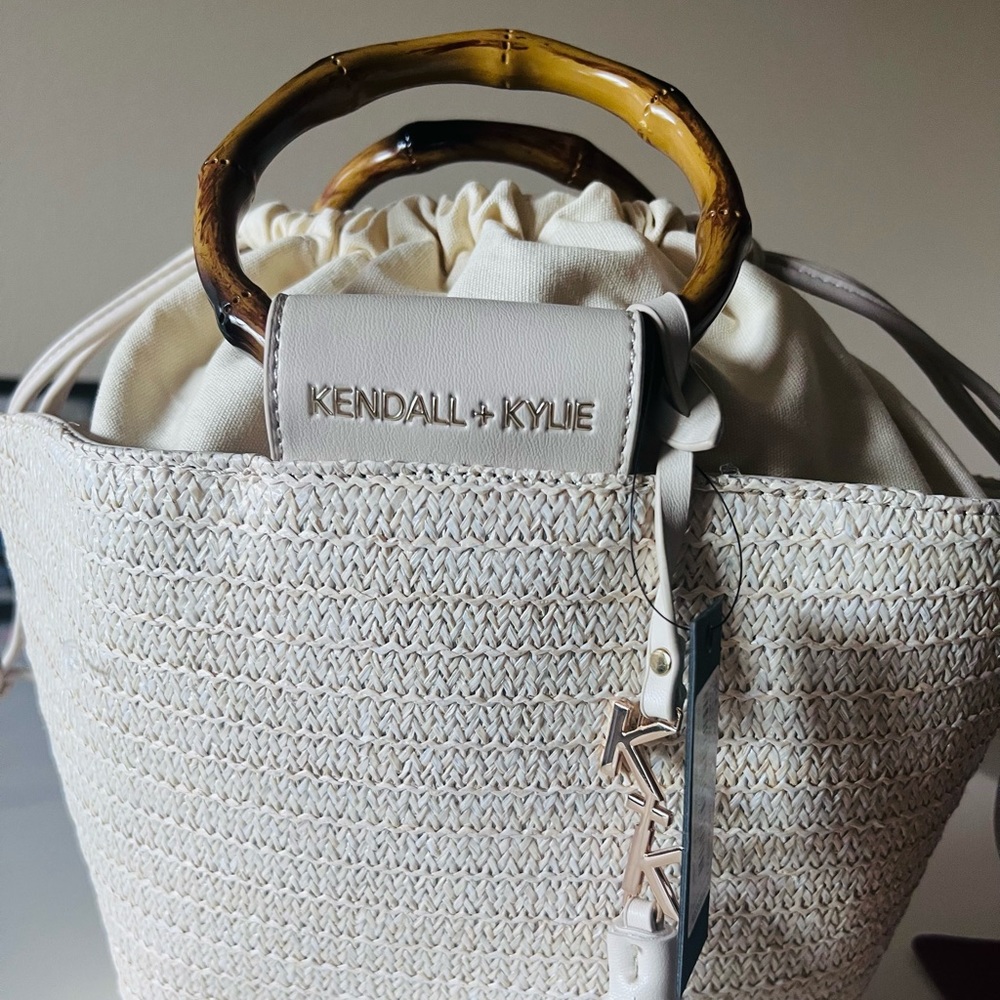 Beautiful straw tote bag.